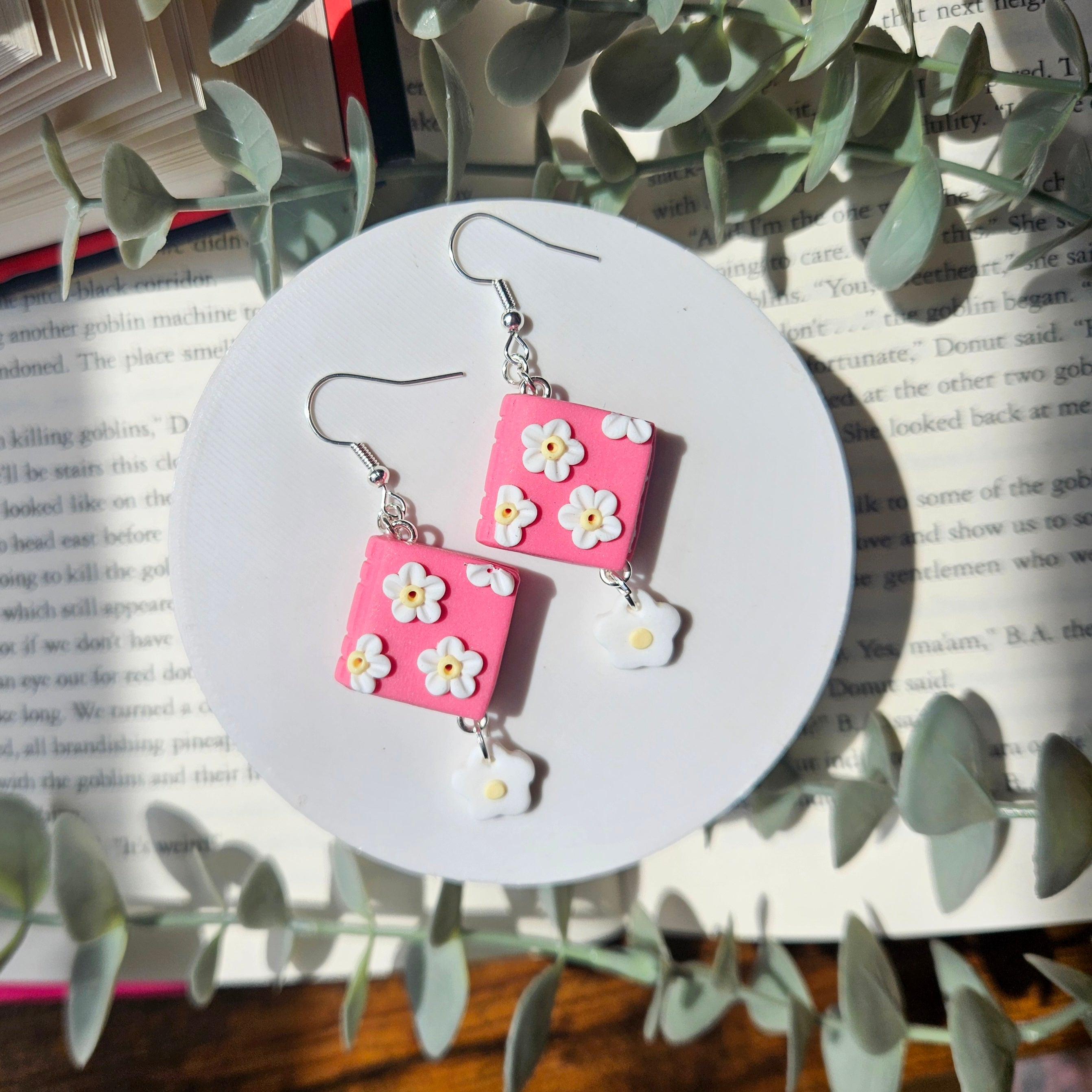 Daisies - Book Dangles