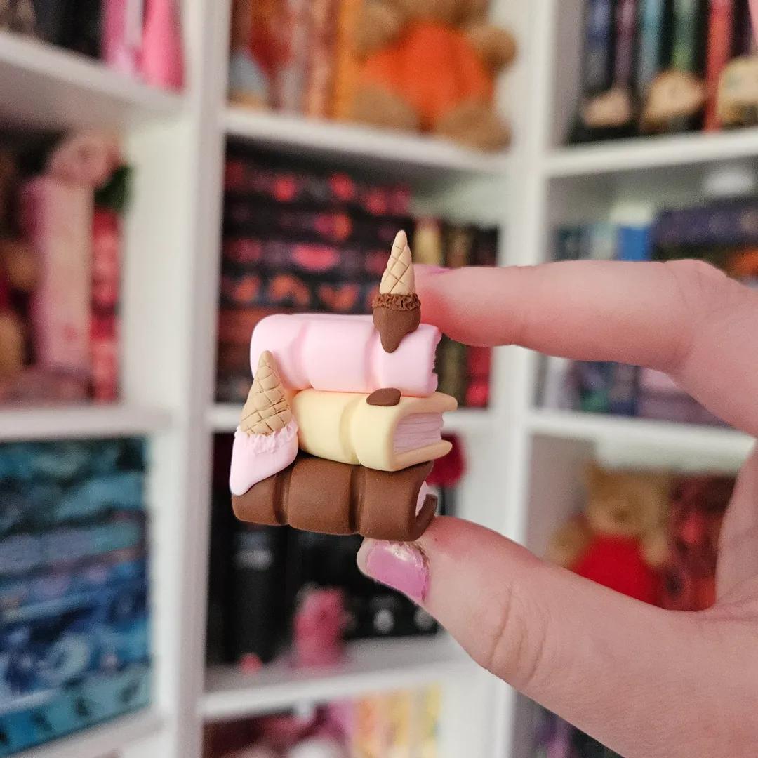 Neapolitan - Book stack/Photo Holder